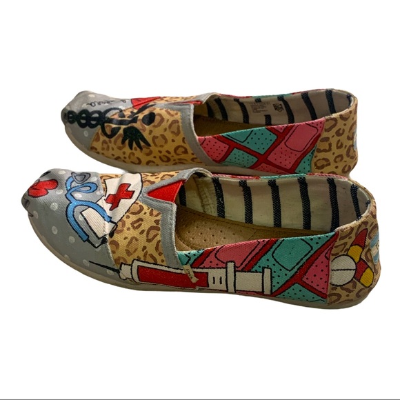 TOMS Women’s Custom Handpainted ‘Nurse Chelsea’ Slip On Loafer Flats EUC - Picture 4 of 8